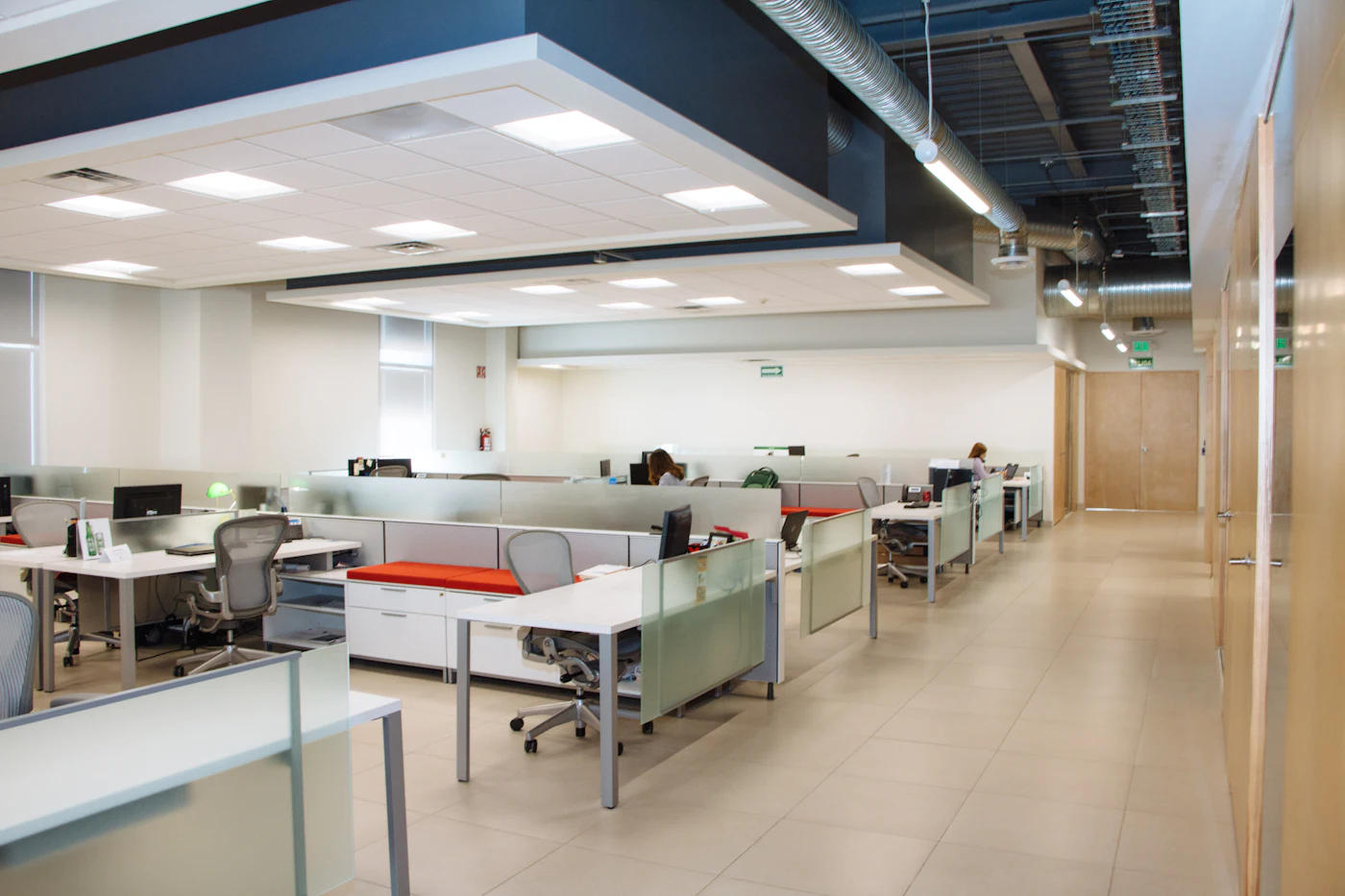 Clean open plan Toronto office with spotless desks and floors after a flat rate commercial cleaning visit